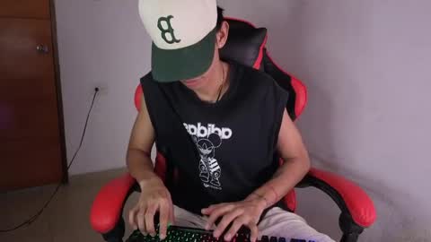 Snapshot of niklaus_wolf chatting on April 26, 5:49 am niklaus_wolf online show from April 26, 5:49 am