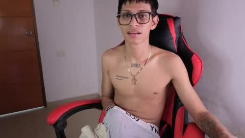 Snapshot of niklaus_wolf chatting on April 28, 4:06 am niklaus_wolf online show from April 28, 4:06 am