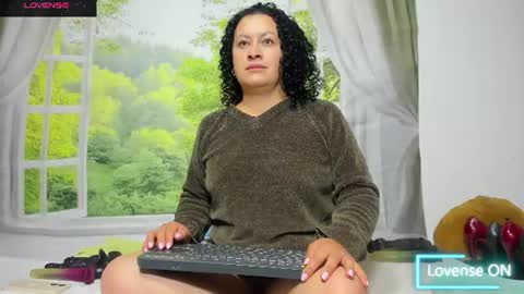 Snapshot of nikol32__ chatting on June 19, 10:52 am dayan online show from June 19, 10:52 am