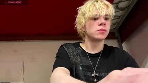 Snapshot of nikolasbucks chatting on December 4, 6:27 pm nikolasbucks online show from December 4, 6:27 pm