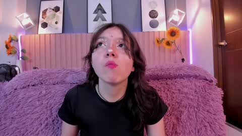 nina_ford_ online show from April 26, 12:03 pm