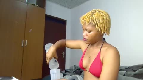 Snapshot of nina_ray1 chatting on December 15, 12:15 am Nina online show from December 15, 12:15 am