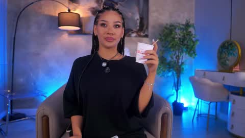 Snapshot of ninasolenne chatting on June 5, 9:15 am Ninna online show from June 5, 9:15 am
