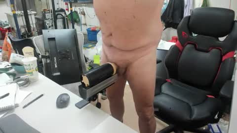 Snapshot of nineinchnail33 chatting on December 19, 7:10 pm nineinchnail33 online show from December 19, 7:10 pm