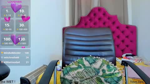 Snapshot of ninna_dee chatting on January 4, 10:27 am nina dee online show from January 4, 10:27 am