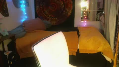 Snapshot of no_facequeen chatting on February 21, 5:35 am Leah online show from February 21, 5:35 am