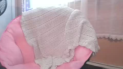 Snapshot of no_facequeen chatting on December 4, 3:32 pm Leah online show from December 4, 3:32 pm