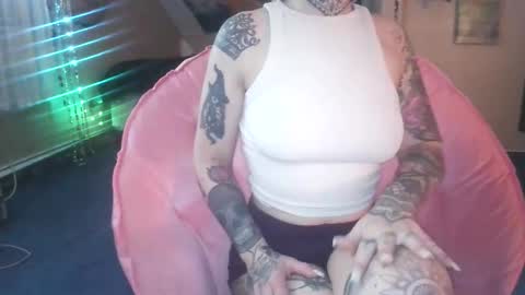 Snapshot of no_facequeen chatting on December 16, 1:16 pm Leah online show from December 16, 1:16 pm