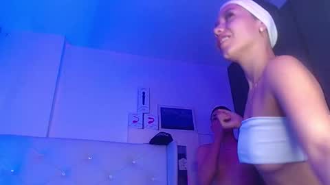 Snapshot of noah_and_kim69 chatting on December 5, 3:26 am Zoe online show from December 5, 3:26 am