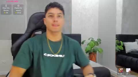 Snapshot of noah_clarkk chatting on June 21, 2:52 pm Noah online show from June 21, 2:52 pm
