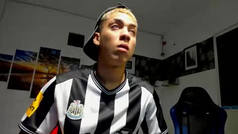 noah_flynn1 online show from October 28, 6:17 am