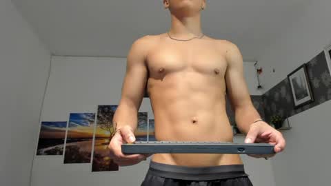 noah_flynn1 online show from May 3, 10:21 am