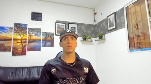 noah_flynn1 online show from May 4, 11:39 am