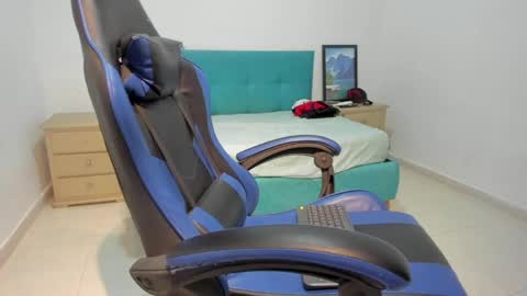 noah_jones41 online show from April 7, 9:59 pm