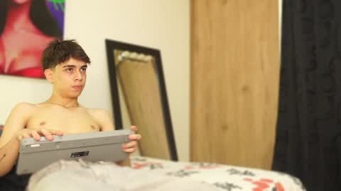 Snapshot of noah_loveboy chatting on December 11, 4:18 am Noah online show from December 11, 4:18 am