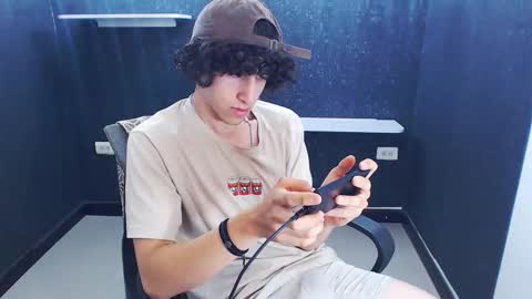 noah_sokolov online show from December 18, 3:29 pm