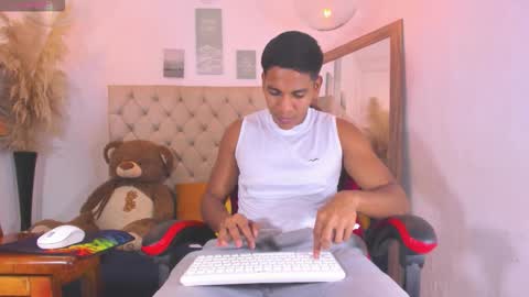 N O AH - S T H O  N E online show from February 8, 3:21 am