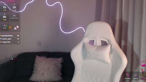noah_white3 online show from May 26, 11:12 pm