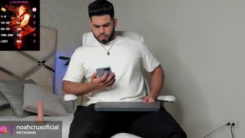 Snapshot of noahcrux chatting on January 4, 2:56 pm Noah online show from January 4, 2:56 pm