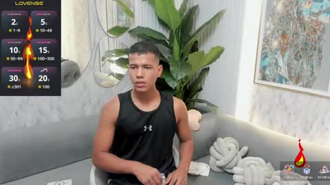 Snapshot of noahdark_ chatting on April 26, 2:09 am NOAH online show from April 26, 2:09 am