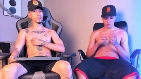 Snapshot of noahdaviss chatting on December 25, 11:10 pm noahdaviss online show from December 25, 11:10 pm