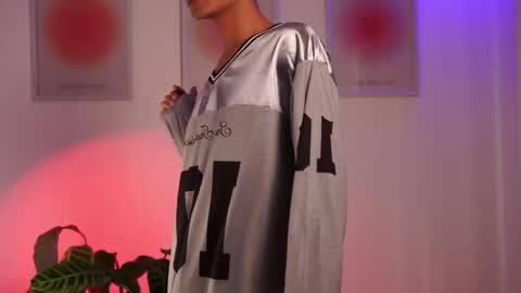 Snapshot of noahh_th03 chatting on February 19, 4:11 pm Noah online show from February 19, 4:11 pm