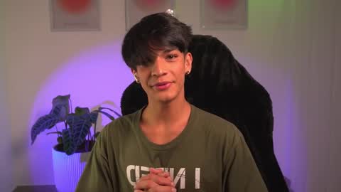 Snapshot of noahh_th03 chatting on February 22, 10:52 pm Noah online show from February 22, 10:52 pm