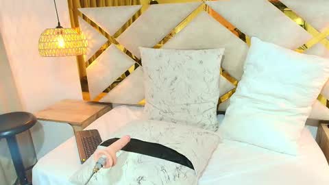 Snapshot of noelle_minx chatting on January 17, 7:50 pm NOELLE online show from January 17, 7:50 pm