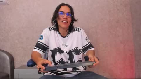     online show from March 8, 12:31 pm