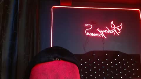Noha Thomson online show from May 5, 11:35 pm