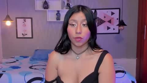 Snapshot of nohemi_louse chatting on February 18, 12:26 am Nohemi online show from February 18, 12:26 am