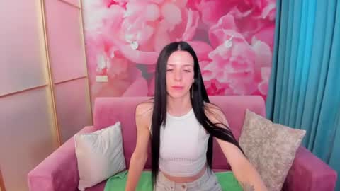 Snapshot of noirdiva chatting on June 17, 5:43 am NoirDiva online show from June 17, 5:43 am