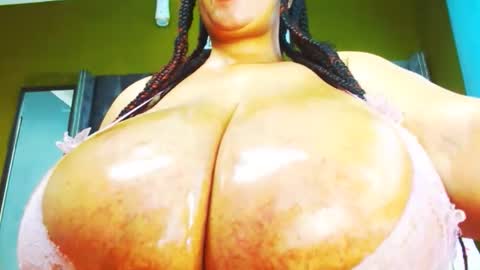 Snapshot of nombusoh880 chatting on October 17, 7:00 am THICKNTASYBBWZOEY18 online show from October 17, 7:00 am