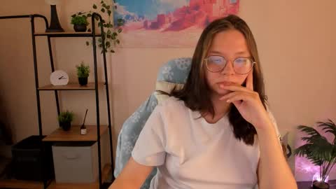 Snapshot of noora_moore chatting on October 23, 1:27 am NOORA online show from October 23, 1:27 am