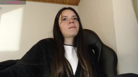 Snapshot of noreen_ chatting on December 3, 2:30 am noreen_ online show from December 3, 2:30 am