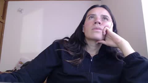 Snapshot of noreen_ chatting on December 16, 8:25 pm noreen_ online show from December 16, 8:25 pm