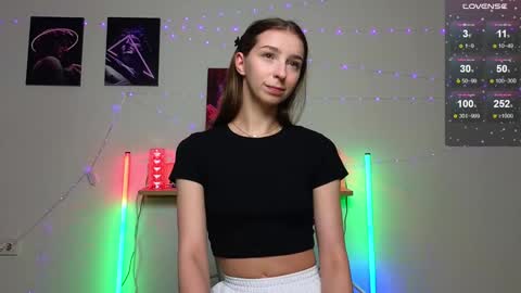 Hello My name is Helene NTMU  Finger up if u like what u see online show from December 13, 2:16 pm