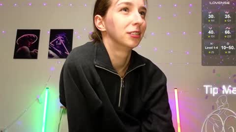 Hello My name is Helene NTMU  Finger up if u like what u see online show from February 5, 5:09 pm