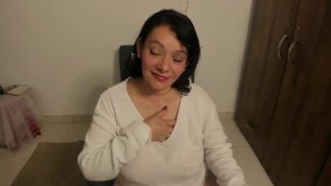Snapshot of nuit_rose chatting on May 8, 2:06 am nuit_rose online show from May 8, 2:06 am