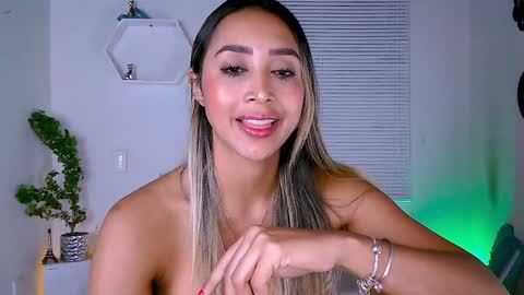 Nycole online show from January 15, 3:00 am