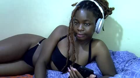 Snapshot of nyla_shal chatting on June 18, 1:06 am Shalvin online show from June 18, 1:06 am
