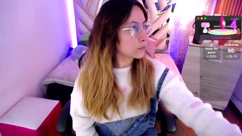 Snapshot of nyx_andria chatting on May 19, 3:13 am Alex . online show from May 19, 3:13 am