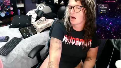 Snapshot of oddywithabody chatting on July 21, 3:42 am Oddy With A Body online show from July 21, 3:42 am