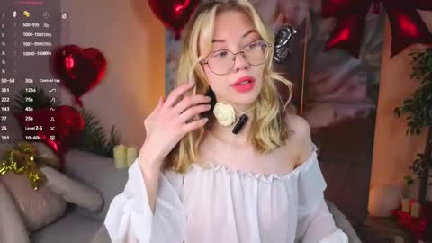 Lynna online show from February 14, 1:19 pm