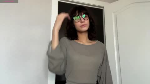 Snapshot of odettehatt chatting on June 4, 4:29 am Thea online show from June 4, 4:29 am