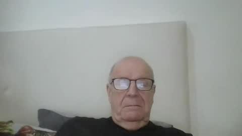 Snapshot of oggi95 chatting on February 7, 2:04 pm oggi95 online show from February 7, 2:04 pm