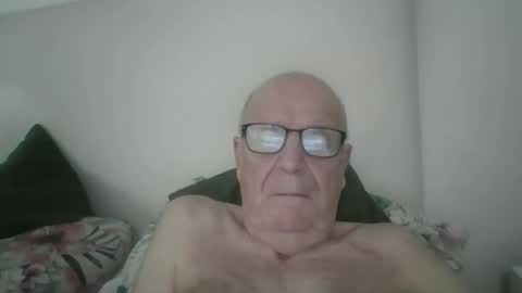 Snapshot of oggi95 chatting on October 15, 1:44 pm oggi95 online show from October 15, 1:44 pm