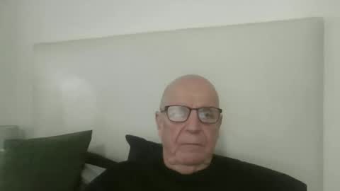 Snapshot of oggi95 chatting on November 17, 1:17 pm oggi95 online show from November 17, 1:17 pm