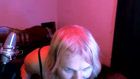 Snapshot of ohellesbells chatting on June 1, 6:26 am ohellesbells online show from June 1, 6:26 am