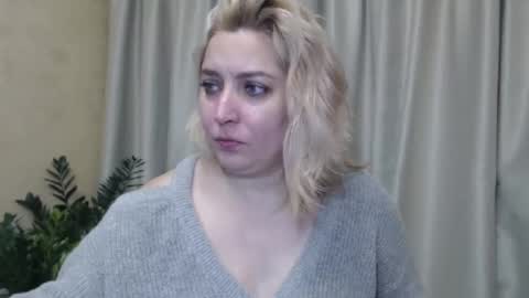 Snapshot of ohsweetiren chatting on December 10, 7:16 am Iren online show from December 10, 7:16 am